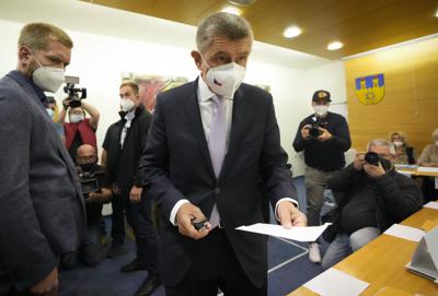 El primer ministro de República Checa y líder del partido centrista ANO (SÍ), Andrej Babis, vota en Lovosice, República Checa, el 8 de octubre de 2021. (AP Foto/Petr David Josek)
