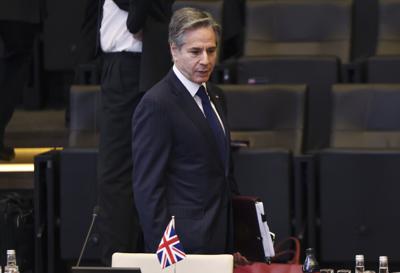 El secretario de Estado estadounidense Antony Blinken participa en una reunión en el marco de una cumbre de la OTAN para discutir la invasión de Rusia a Ucrania, en la sede de la OTAN en Bruselas, el  24 de marzo de 2022. Blinken tratará de usar su gira por tres países del Oriente Medio y el norte de África para garantizar a nerviosos israelíes y árabes que el gobierno de Biden sigue comprometido con la seguridad de la región, en momentos en que enfrenta múltiples retos en política exterior.(Evelyn Hockstein, Pool vía AP)