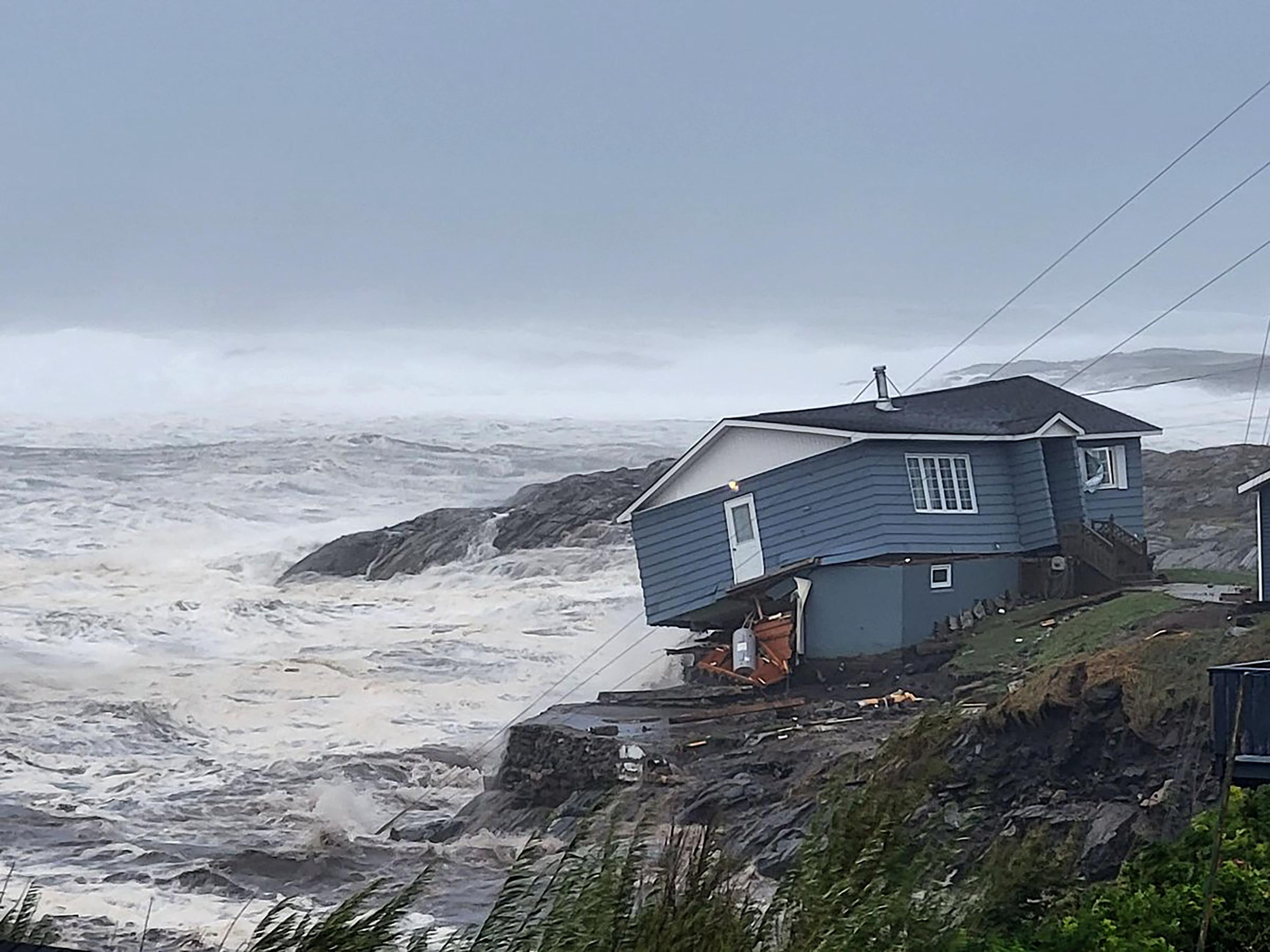 Canada worstelt om de macht te herstellen en wegen vrij te maken na storm