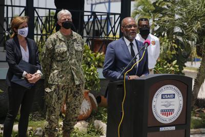 El primer ministro interino de Haití, Ariel Henry, habla durante una conferencia de prensa en el aeropuerto internacional de Puerto Príncipe, el jueves 26 de agosto de 2021. (AP Foto/Joseph Odelyn)