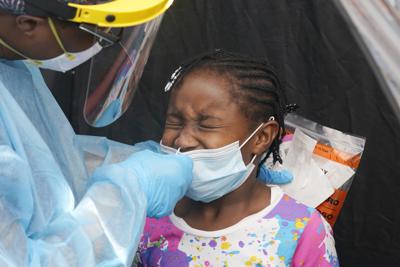 Dorah Cerisene, de 9 años, se somete a una prueba diagnóstica para detectar el COVID-19, el martes 31 de agosto de 2021, en North Miami, Florida. (AP Foto/Marta Lavandier)