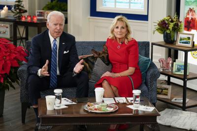 El presidente estadounidense Joe Biden y la primera dama Jill Biden hablan por video enlace con soldados desplegados en diversas partes del mundo, en ocasión del la Navidad, el sábado, 25 de diciembre de 2021, en Washington.  (AP Foto/Carolyn Kaster)