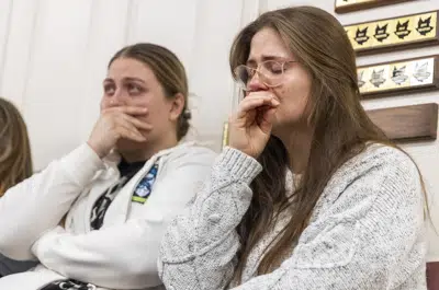 Jess (izquierda) y su hermana, Cecily, hacen una pausa durante una conferencia de prensa sobre el asesinato de una familia en Enoch, Utah, el jueves 5 de enero de 2023. Un hombre de Utah mató a tiros a sus cinco hijos, su suegra y su esposa, antes de suicidarse dos semanas después de que su esposa le solicitara el divorcio, según las autoridades y los registros públicos. (Ben B. Braun/The Deseret News vía AP)