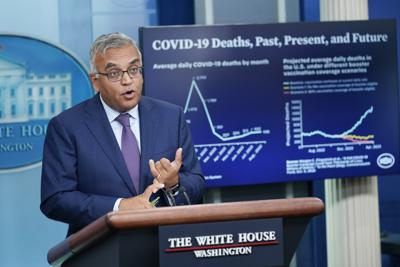El coordinador de la respuesta al COVID-19 de la Casa Blanca, Ashish Jha, durante una sesión informativa en la Casa Blanca, Washington, el martes 11 de octubre de 2022. (AP Foto/Susan Walsh)