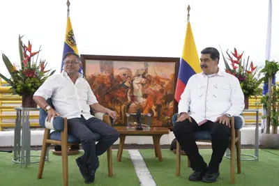 En esta foto difundida por la oficina de prensa de la Presidencia de Colombia, el presidente colombiano, Gustavo Petro, a la izquierda, y el mandatario de Venezuela, Nicolás Maduro, a la derecha, mantienen un encuentro antes de firmar un acuerdo bilateral en el puente internacional Atanasio Girardot, en la fronterza entre Venezuela y Colombia, el 16 de febrero de 2023. (Juan Cano/Oficina de prensa de la Presidencia de Colombia vía AP)