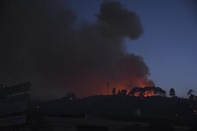 Una nube de humo se eleva en un incendio forestal cerca del poblado de Lampiri, al oeste de Patras, Grecia, el sábado 31 de julio de 2021. (AP Foto/Andreas Alexopoulos)