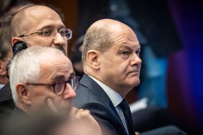 El canciller de Alemania, Olaf Scholz, sentado junto a Denis Shmyhal (M), prmier ministro de Ucrania, y Peter Adrian, presidente de DIHK, durante el foro empresarial germano-ucraniano "Rebuild Ukraine" ("Reconstruir Ucrania") en Berlín, el 24 de octubre de 2022. (Michael Kappeler/Pool Foto vía AP)