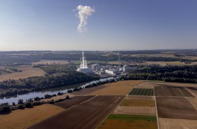 En esta imagen del 22 de agosto de 2022 se puede ver humo saliendo de la nucleoeléctrica de Nerckarwestheim, en Neckarwestheim, Alemania. (AP Foto/Michael Probst, Archivo)