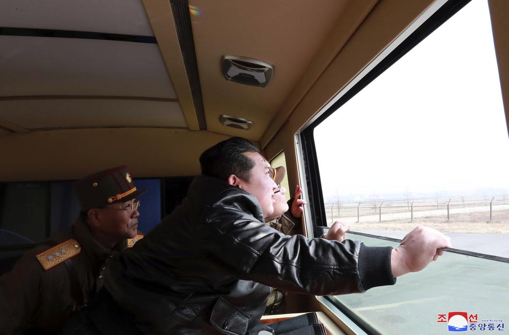 En esta foto distribuida por el gobierno de Corea del Norte, el líder norcoreano Kim Jong Un observa lo que dice una prueba de fuego de un misil balístico intercontinental (ICBM) Hwasong-17, en un lugar no revelado en Corea del Norte el 24 de marzo de 2022. Independiente los periodistas no tuvieron acceso para cubrir el evento representado en esta imagen distribuida por el gobierno de Corea del Norte.  El contenido de esta imagen es tal como se proporciona y no se puede verificar de forma independiente.  La marca de agua en idioma coreano en la imagen proporcionada por la fuente dice: "KCNA", que es la abreviatura de la Agencia Central de Noticias de Corea.  (Agencia Central de Noticias de Corea/Servicio de Noticias de Corea vía AP)