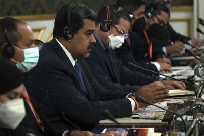 Archivo - El presidente de Venezuela, Nicolás Maduro (centro), escucha a su homólogo iraní, Ebrahim Raisi, durante su ronda de conversaciones en el Palacio de Saadabad en Teherán, Irán, el sábado 11 de junio de 2022. (AP Foto/Vahid Salemi, Archivo)