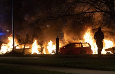 Varios vehículos son arrasados por las llamas tras el estallido de protestas en Rosengard, distrito de Malmö, Suecia, la noche del domingo 17 de abril de 2022. (Johan Nilsson/TT vía AP)