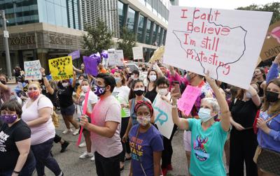 En esta imagen del 2 de octubre de 2021, una multitud participa en la Marcha de las Mujeres de Houston contra la prohibición al aborto en Texas. (Melissa Phillip/Houston Chronicle vía AP, archivo)