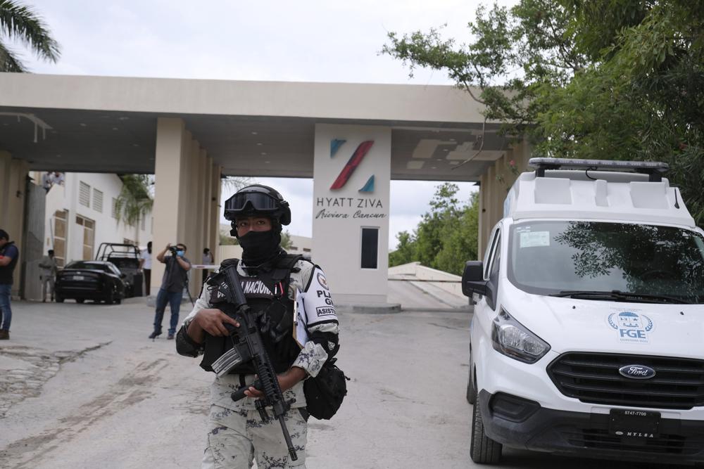 Las fuerzas gubernamentales vigilan la entrada del hotel después de un enfrentamiento armado cerca de Puerto Morelos, México, el jueves 4 de noviembre de 2021. (AP Foto/Karim Torres)