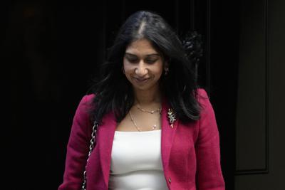La secretaria del Interior de Gran Bretaña, Suella Braverman, abandona 10 Downing Street después de asistir a una reunión de gabinete en Londres, el martes 1 de noviembre de 2022. (AP Photo/Kirsty Wigglesworth)