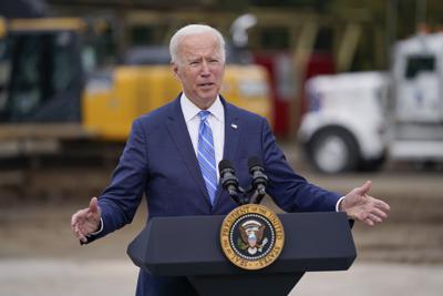 El presidente Joe Biden habla sobre su agenda durante una visita a un centro de formación sindical de Howell, Michigan, el martes 5 de octubre de 2021. (AP Foto/Evan Vucci)