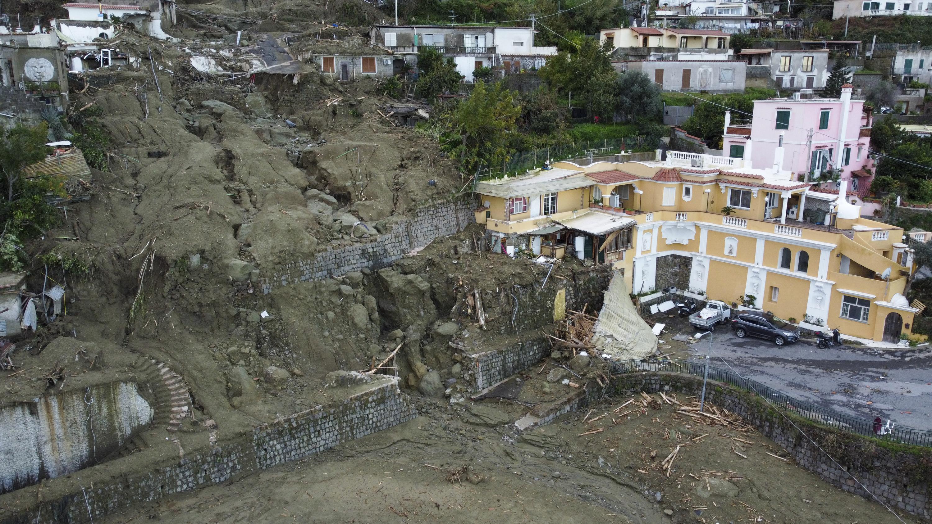 Последствия италии. Оползень в Италии 2022. Оползень на острове Искья. Ischia Italy оползень. Последствия оползней.