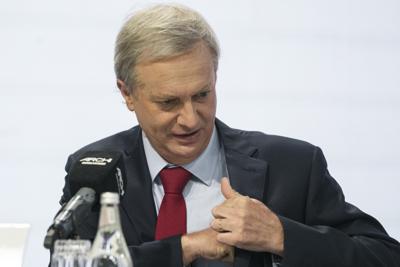 José Antonio Kast del Partido Republicano se prepara antes del inicio de un debate presidencial organizado por la Asociación de Radio de Chile, en Santiago, Chile, el viernes 10 de diciembre de 2021. Chile vota en segunda vuelta el 19 de diciembre. (AP Foto/Esteban Felix)