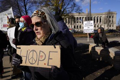 Jan Recor marcha cerca de la corte del condado de Kenosha, el domingo 21 de noviembre de 2021, en Kenosha, Wisconsin. (AP Foto/Paul Sancya)