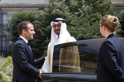 ARCHIVO - El presidente francés Emmanuel Macron, izquierda, estrecha la mano del príncipe heredero de Abu Dhabi y subcomandante de las fuerzas armadas de EAU, jeque Mohammed bin Zayed al-Nahayan, París, 21 de junio de 2021. Macron visita los países del Golfo Pérsico para concretar un contrato de venta de armas, viernes 3 de diciembre de 2021. (AP Foto / Thibault Camus, Archivo)