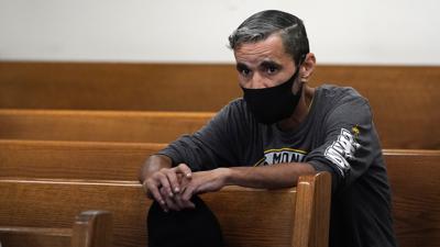 Luis Vertentes, un inquilino de East Providence, Rhode Island, espera para comparecer ante el juez Walter Gorman durante una audiencia de desalojo, el lunes 2 de agosto de 2021, en Providence. (AP Foto/Charles Krupa)