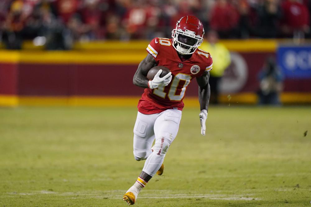 El receptor abierto de los Kansas City Chiefs, Tyreek Hill (10), anota en una recepción de touchdown de 64 yardas durante la segunda mitad de un partido de fútbol americano de la ronda divisional de la NFL contra los Buffalo Bills, el domingo 23 de enero de 2022, en Kansas City, Mo. ( Foto AP/Charlie Riedel)