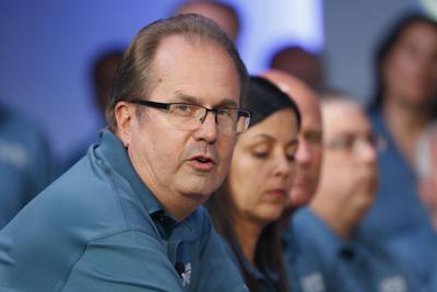 ARCHIVO - En esta foto del 16 de julio del 2019, Gary Jones, presidente del sindicato United Auto Workers, habla en la apertura de sus negociaciones contractuales con  Fiat Chrysler Automobiles en Auburn Hills, Michigan. Jones fue sentenciado el 10 de junio del 2021 a 28 meses en prisión por planes para desfalcar centenares de miles de dólares en cuotas sindicales.  (AP Foto/Paul Sancya)