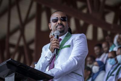 ARCHIVO - En esta imagen de archivo del miércoles 16 de junio de 2021, el primer ministro de Etiopía, Abiy Ahmed, habla en su último mitin de campaña en un estadio en la localidad de Jimma, en la región suroccidental de Oromia, Etiopía. Ahmed asumió el cargo el lunes 4 de octubre para un segundo mandato de cinco años. (AP Foto/Mulugeta Ayene, Archivo)