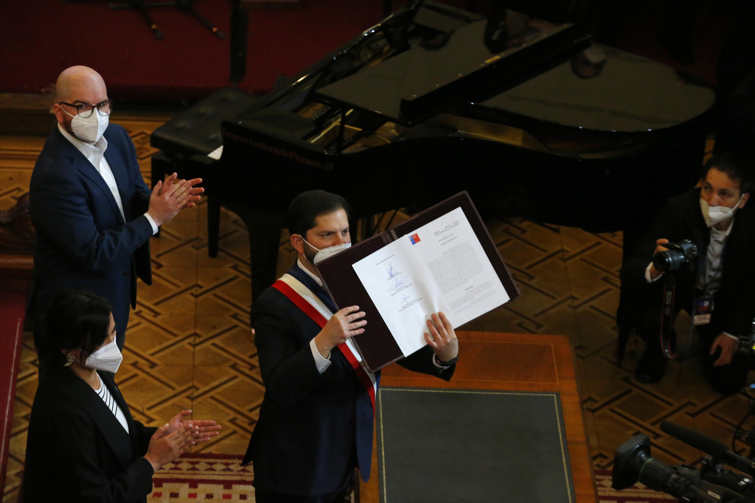 El presidente de Chile recibió un borrador de la propuesta de nueva constitución