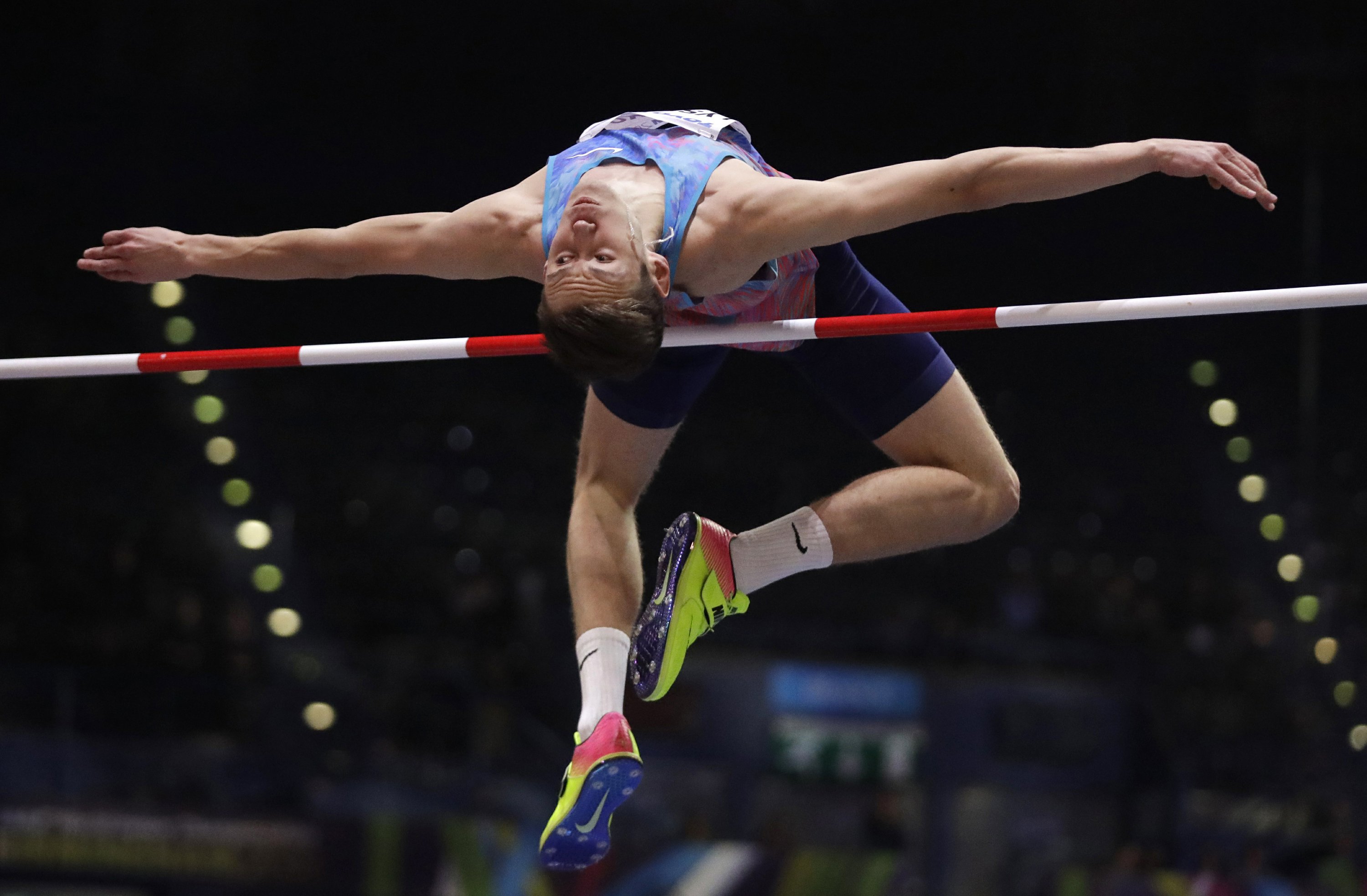 Легкая атлетика прыжки спортсмены. Лёгкая атлетика прыжки в высоту с разбега. Лысенко прыжки в высоту.