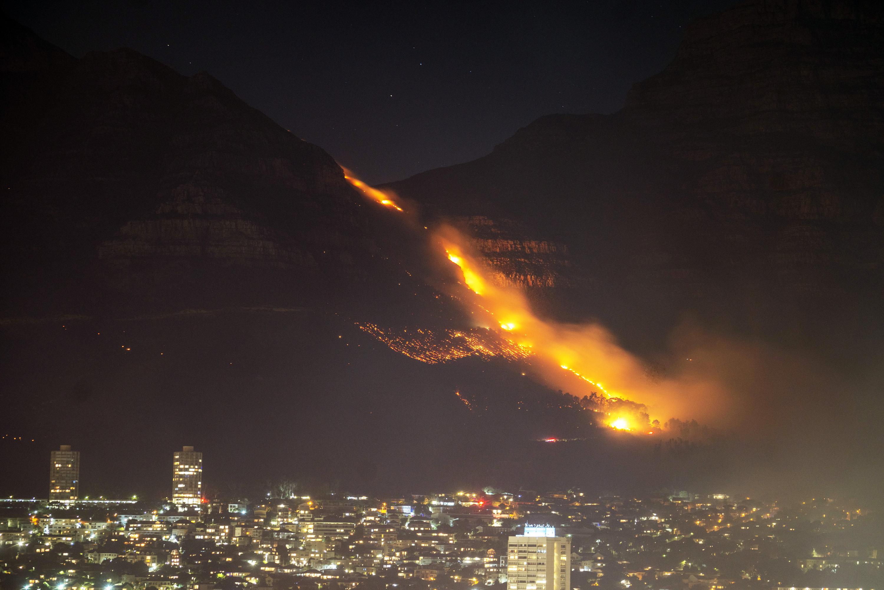 Un incendio en Table Mountain en Ciudad del Cabo está bajo control y está ardiendo