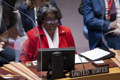 Linda Thomas-Greenfield, representante permanente de Estados Unidos ante Naciones Unidas, habla durante una reunión del Consejo de Seguridad de la ONU, el martes 5 de abril de 2022, en la sede de las Naciones Unidas, en Nueva York. (AP Foto/John Minchillo)