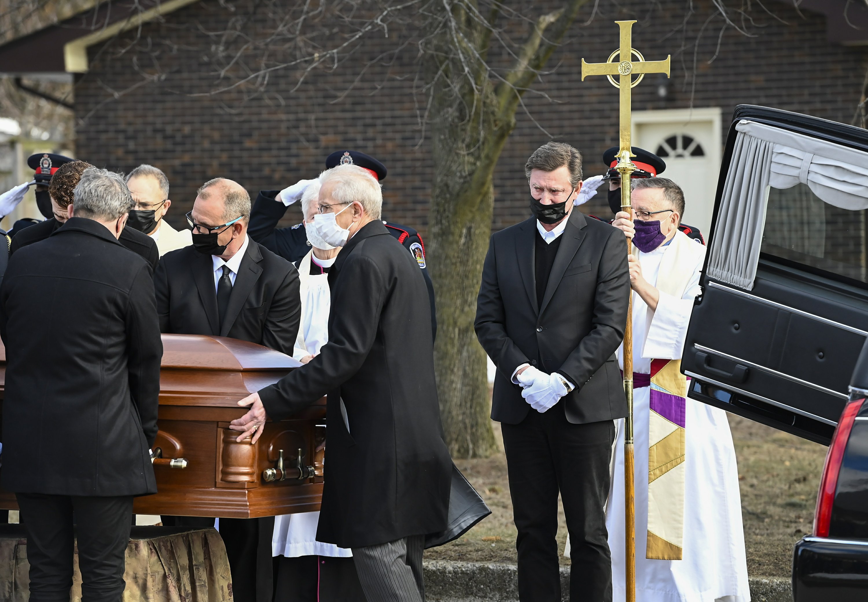 Wayne Gretzky delivers emotional eulogy at father's funeral.