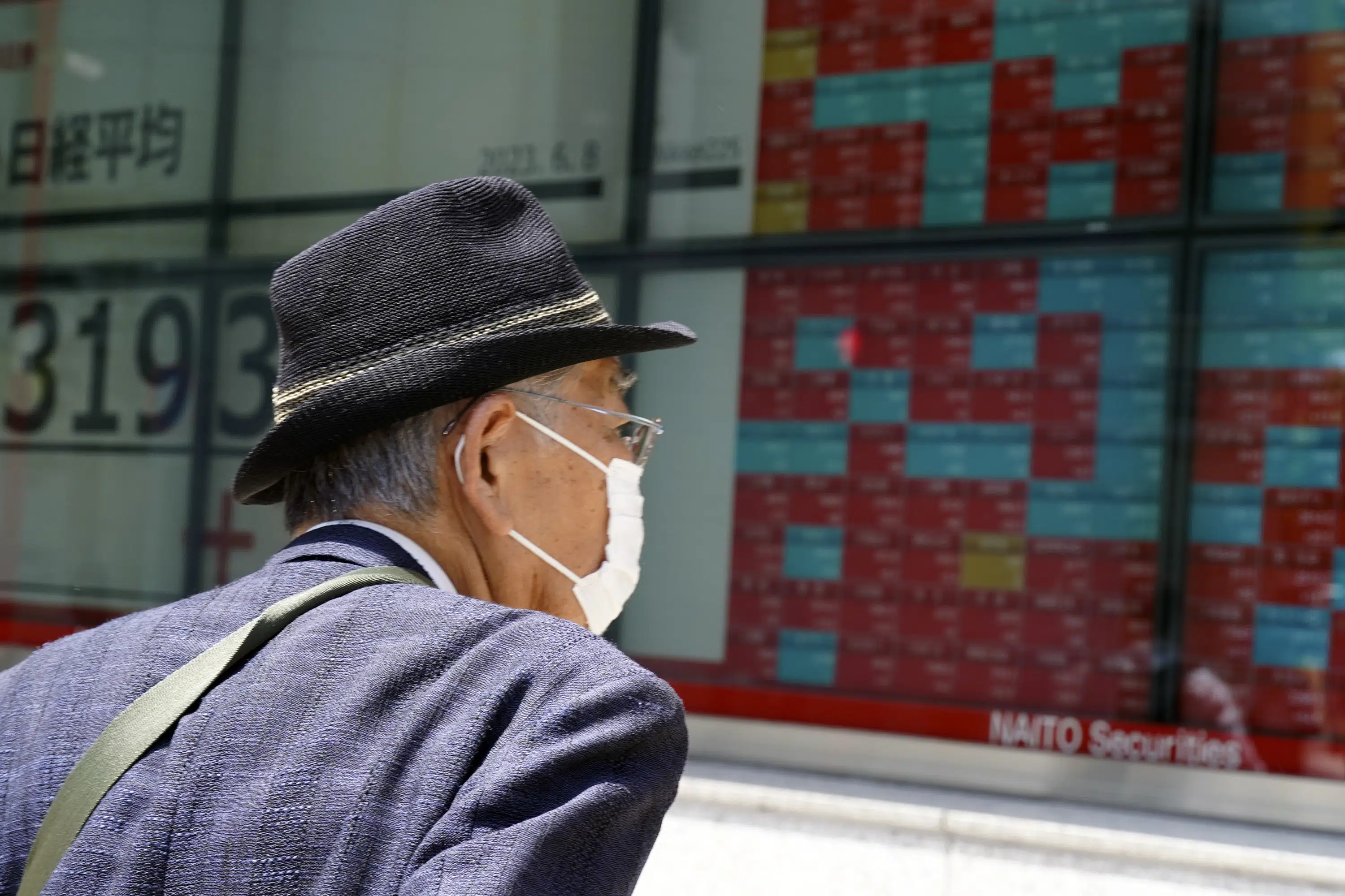 Stock market today: Global stocks trade mixed after tech selloff on Wall Street