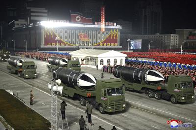 En esta imagen difundida por el gobierno de Corea del Norte se ven misiles durante un desfile militar en celebración del congreso del partido gobernante, el 14 de enero de 2021, en la plaza Kim Il Sung, en Pyongyang, Corea del Norte. (Agencia Central de Noticias de Corea/Korea News Service vía AP, archivo)
