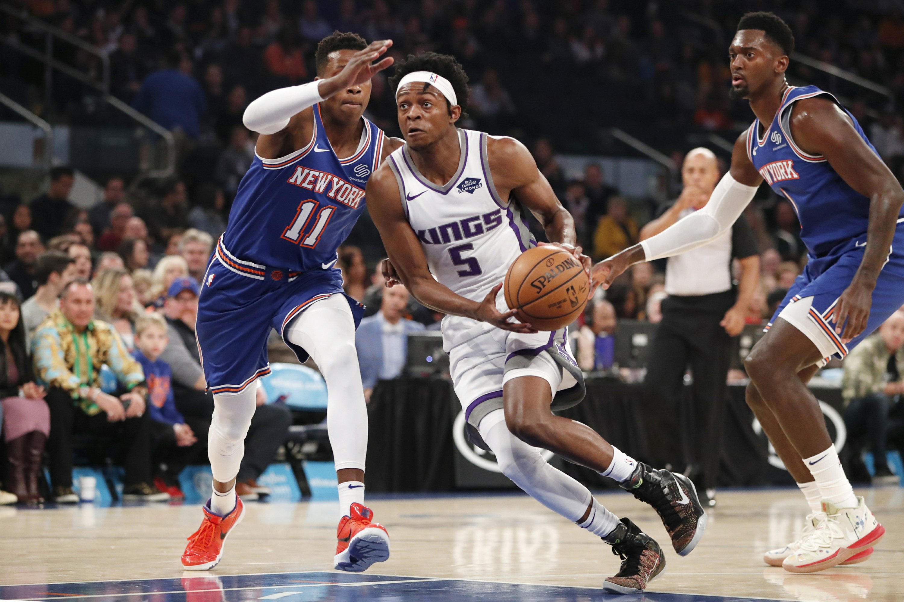 Fox y Hield conducen a Kings a paliza sobre Knicks.