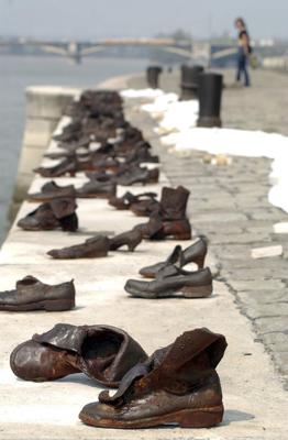 Fotografía de archivo del viernes 15 de abril de 2005 de un monumento que consta de 60 zapatos de bronce en memoria de los judíos que fueron baleados en el río Danubio por miembros del partido Nazi húngaro durante la Segunda Guerra Mundial, en el malecón del río en Budapest. (AP Foto/MTI, Barnabas Honeczy, Archivo )
