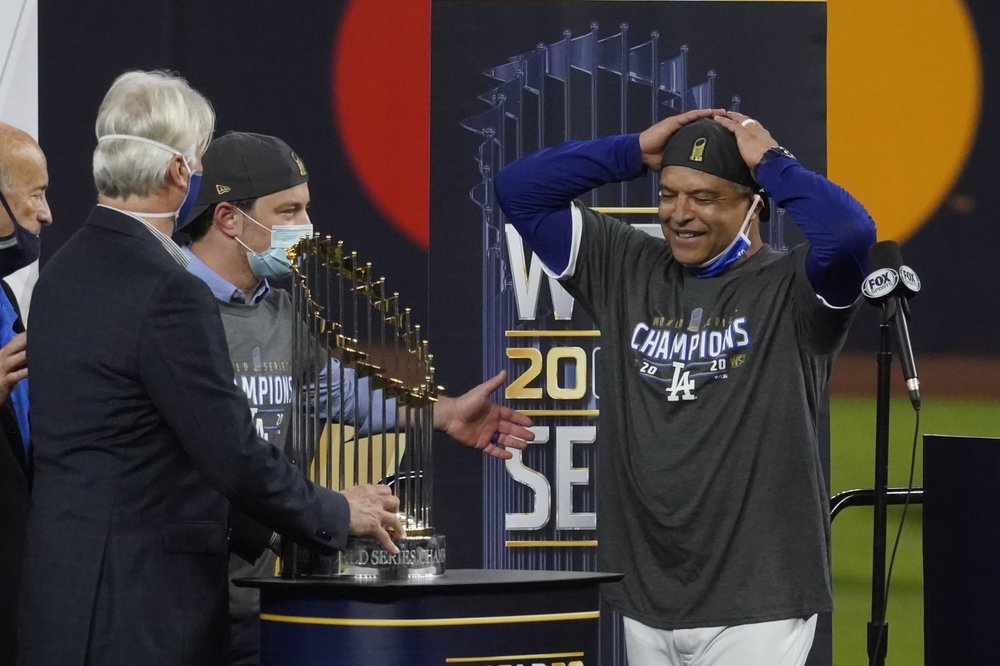 Dave Roberts, manager de los Dodgers de Los Ángeles, festeja junto al trofeo de la Serie Mundial de la MLB.