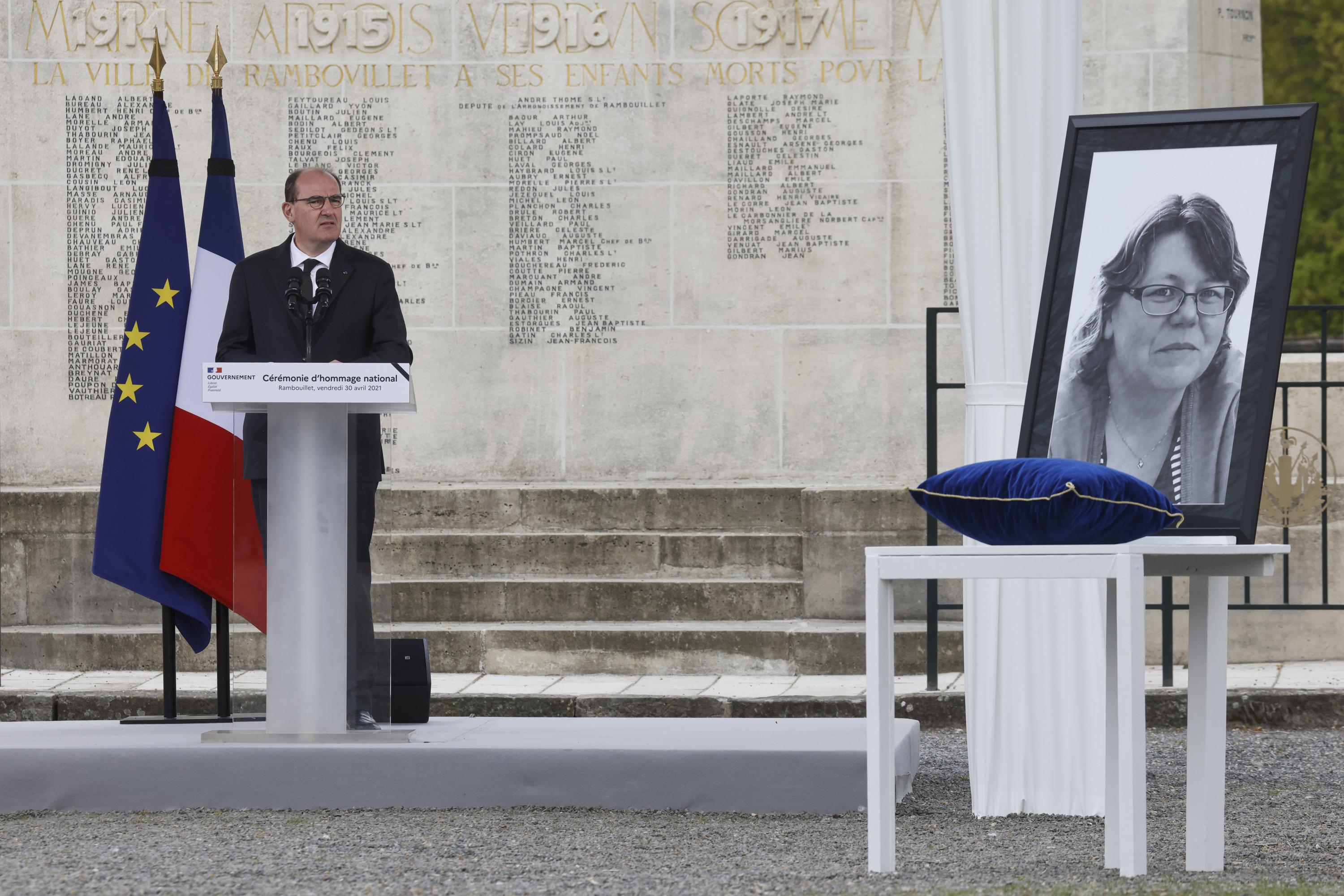 Un hommage patriotique à un policier poignardé au travail