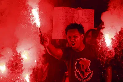 Personas protestan contra el racismo del que fue víctima el futbolista astro brasileño Vinicius Junior, que juega para el club español Real Madrid, afuera del consulado español en Sao Paulo, Brasil, el martes 23 de mayo de 2023. Vinicius, quien es negro, ha sido blanco de repetidas mofas racistas desde su llegada a España hace cinco años. (AP Foto/Tuane Fernandes)