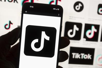 ARCHIVO - Logo de TikTok en un celular el 14 de octubre del 2022 en Boston. Los algoritmos de TikTok son muy buenos para encontrar videos que mantienen a la gente pegada a sus celulares por horas. Lo que no hacen bien, dice un nuevo reporte de prensa, es detectar anuncios que contienen desinformación descarada sobre las elecciones en Estados Unidos. (AP Foto/Michael Dwyer)