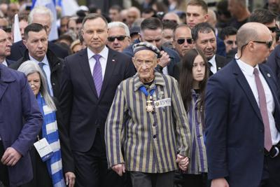 El presidente polaco Andrzej Duda, centro izquierda, y el sobreviviente estadounidense de Auschwitz, Edward Mosberg, centro derecha, asisten a la recordación anual del Holocausto en Oswiecim, Polonia, jueves 28 de abril de 2022. (AP Foto/Czarek Sokolowski)