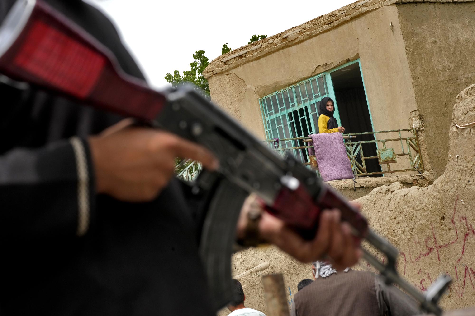 Un combatiente talibán hace guardia en el lugar de una explosión frente a una escuela en Kabul, Afganistán, el 19 de abril de 2022. Fue una de varias explosiones mortales que han tenido como objetivo instituciones educativas en la capital de Afganistán.  (Foto AP/Ebrahim Noroozi)