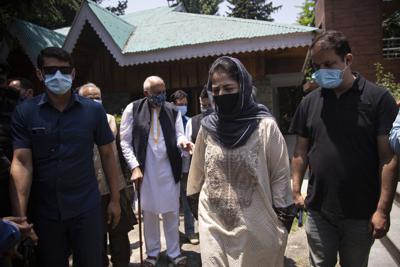 ARCHIVO- En esta foto del 22 de junio del 2021, políticos los pro indios de Cachemira, Farooq Abdullah, tercero desde la izquierda, y Mehbooba Mufti, segunda desde la derecha, caminan tras concluir una confrencia de prensa conjunta en Xrinigar, en la Cachemia india.  (AP Foto/Mukhtar Khan)