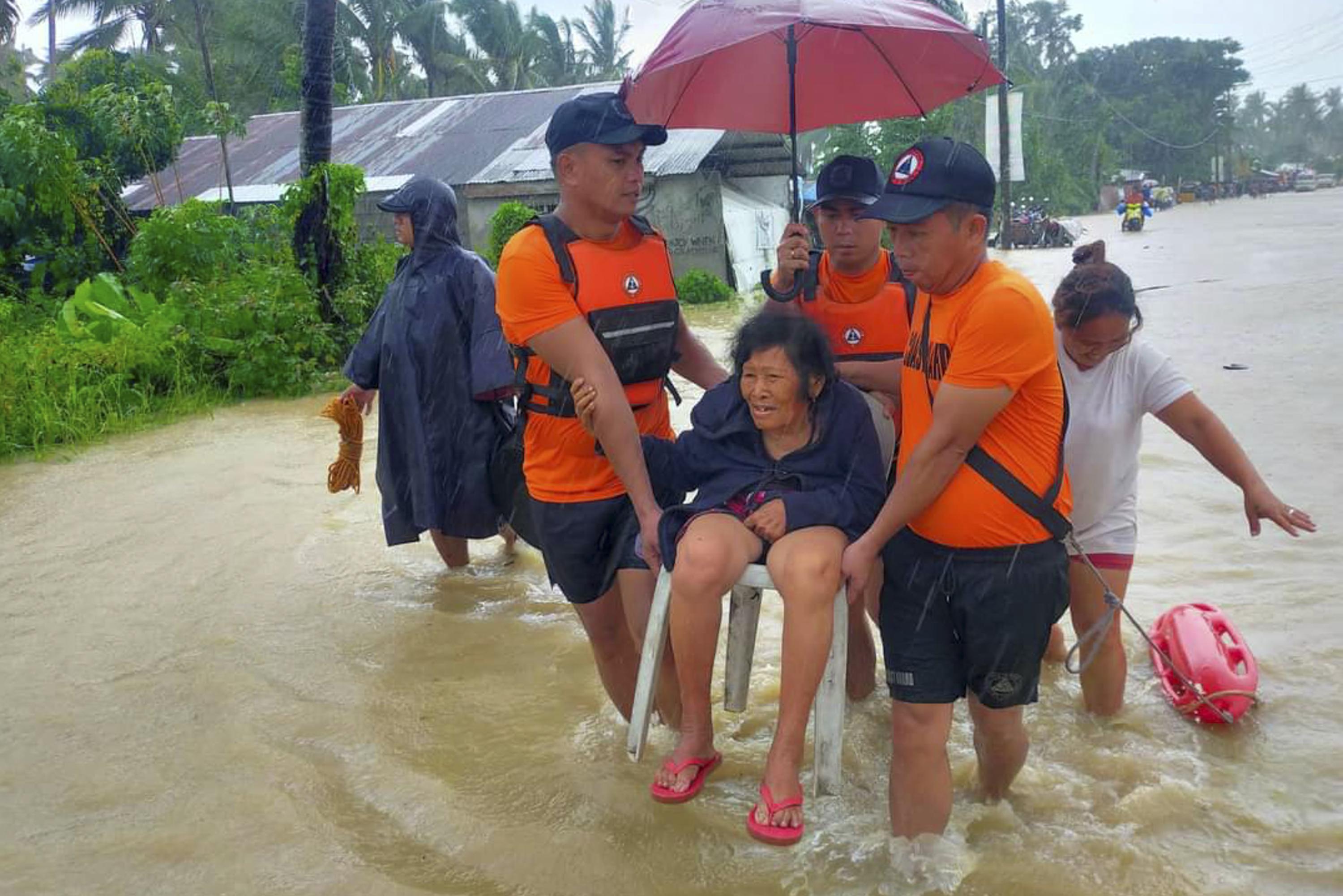 Al menos 50 personas han muerto y se teme que decenas estén desaparecidas después de que la tormenta azotara Filipinas.