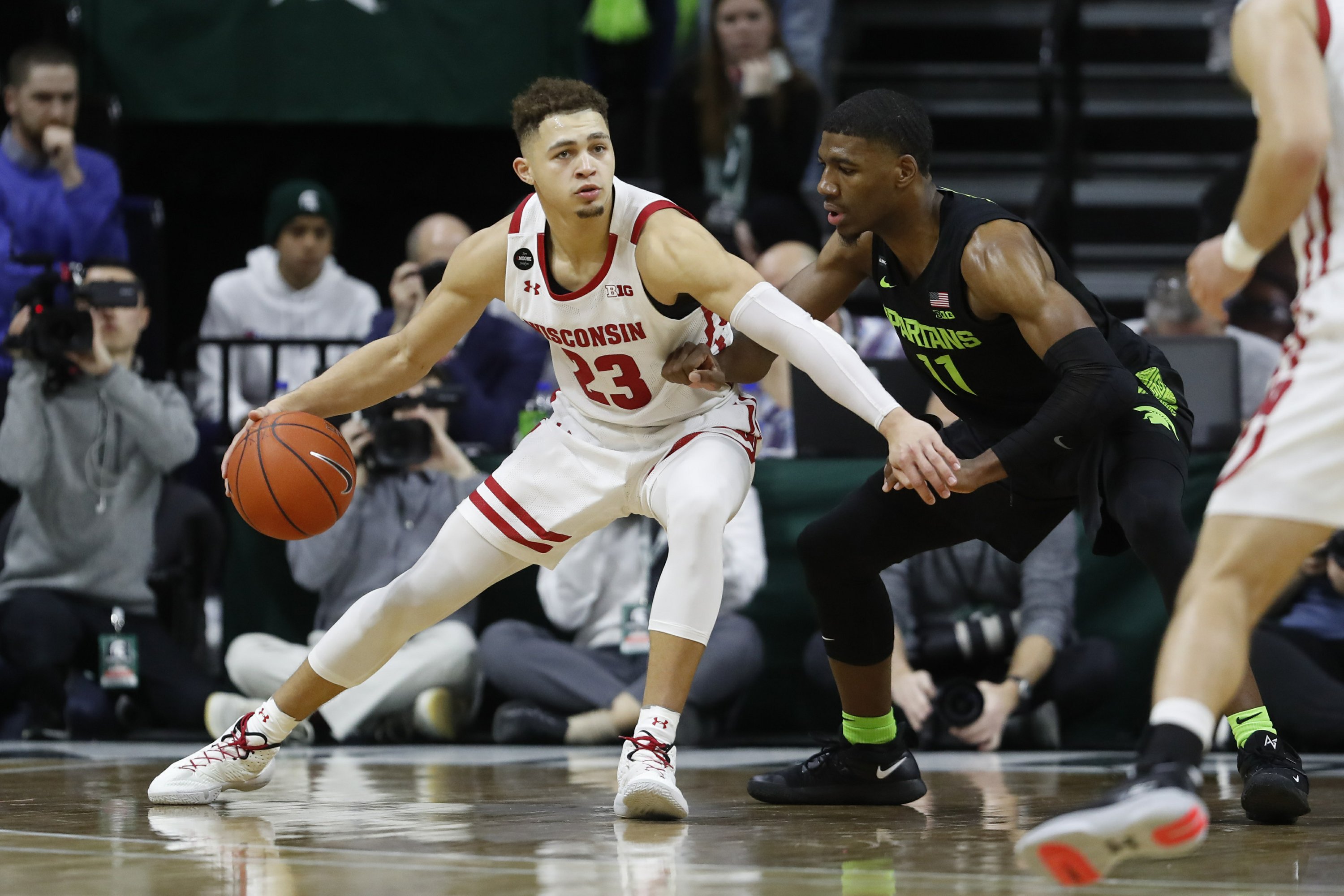 баскетбол мяч вне игры. аут в баскетболе. выбрасывание мяча в баскетболе. мяч в ауте баскетбол. батлер баскетбол.