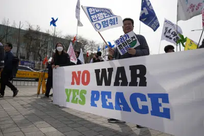 Manifestación contra los ejercicios militares conjuntos planeados entre EEUU y Corea del Sur, en Seúl, el sábado 11 de marzo de 2023. (Foto AP/Lee Jin-man, Archivo)