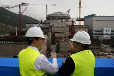 En esta imagen de archivo, tomada el 17 de octubre de 2013, el entonces canciller británico de Hacienda, George Osborne (izquierda), habla con Guo Liming, manager general de Taishan Nuclear Power Joint Venture Co. Ltd., mientras inspecciona un reactor nuclear en construcción en la planta de Taishan, en la provincia de Guangdong, en el sureste de China. (AP Foto/Bobby Yip, Pool, archivo)