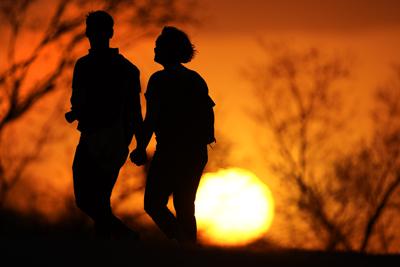 En esta imagen de archivo, tomada el 10 de marzo de 2021, una pareja camina por un parque al atardecer, en Kansas City, Missouri. (AP Foto/Charlie Riedel, archivo)