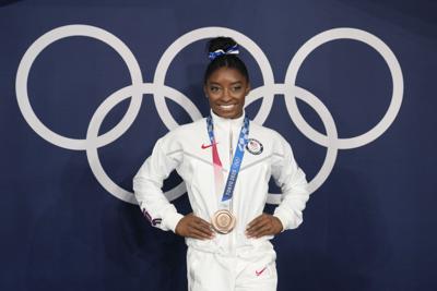 ARCHIVO - La gimnasta Simone Biles, de Estados Unidos, posa con su medalla de bronce por su competición en la barra de equilibrio en los Juegos Olímpicos de Verano 2020 el 3 de agosto de 2021 en Tokio, Japón. El presidente Joe Biden otorgará el mayor honor para un civil de la nación, la Medalla Presidencial de la Libertad, a 17 personas en la Casa Blanca la próxima semana. Biles es una de las condecoradas. (Foto AP/Natacha Pisarenko, archivo)