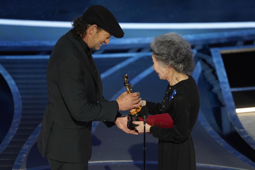 Youn Yuh-jung, a la derecha, entrega a Troy Kotsur el premio a la mejor interpretación de un actor en un papel secundario por 